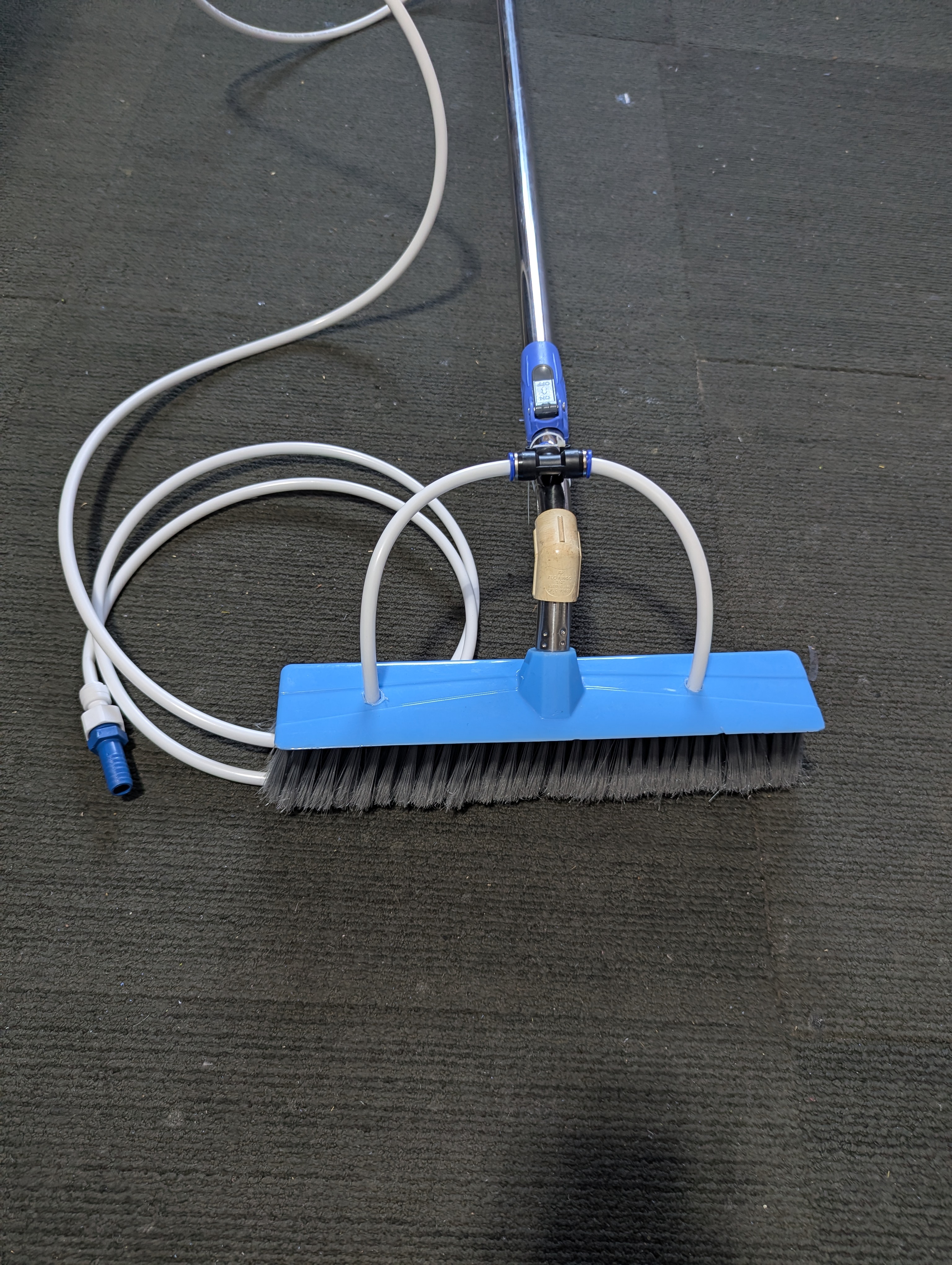Solar cleaning brush product view